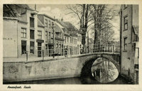 In het begin van de 20e eeuw zijn de vensters op de begane grond van Havik 2 gemoderniseerd. Foto van omstreeks 1930 (beeldbank Utrechts Archief).