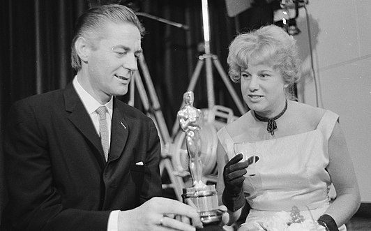 Bert Haanstra met de eerste Nederlandse Oscar